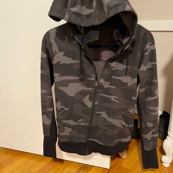 EUC Athleta Triumph Printed Hoodie - SIZE SMALL - Picture 8 of 9